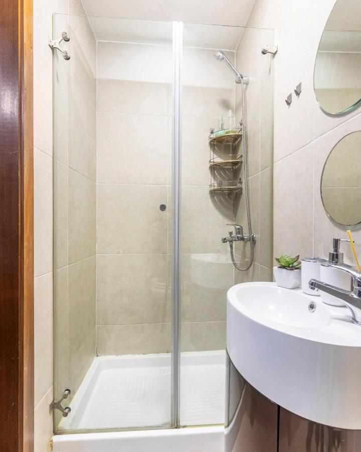 Modern Private Suite With Balcony & Bathroom - King And Queen Beds فيلا نوفا دي غايا المظهر الخارجي الصورة