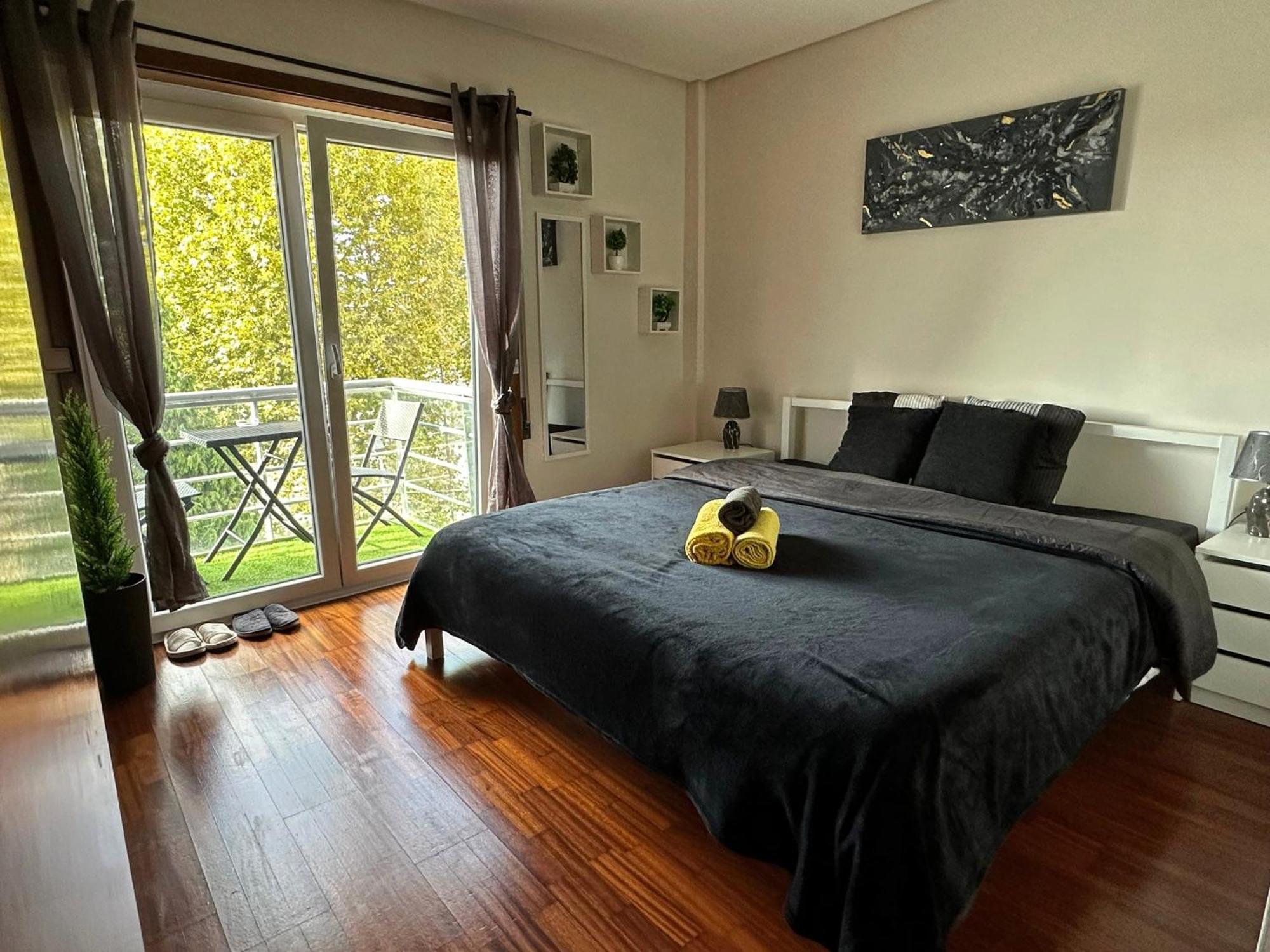 Modern Private Suite With Balcony & Bathroom - King And Queen Beds فيلا نوفا دي غايا المظهر الخارجي الصورة